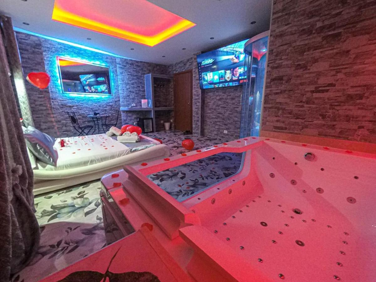 Apartament z łóżkiem typu king-size i wanną z hydromasażem